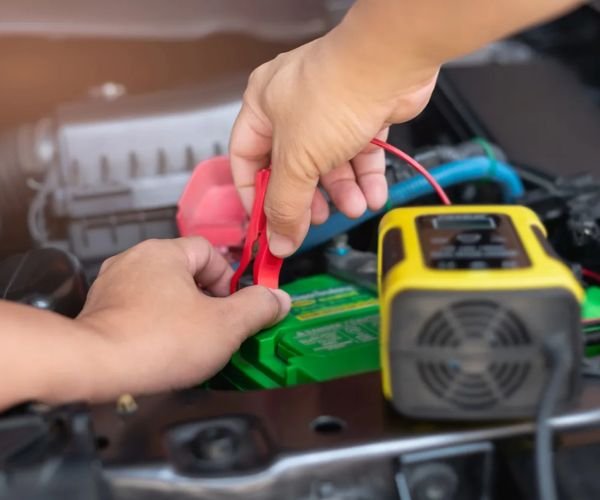 طريقة استخدام شاحن بطارية سيارة