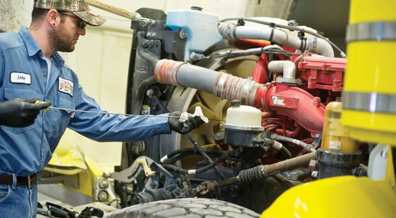 صيانة الشاحنات والمعدات